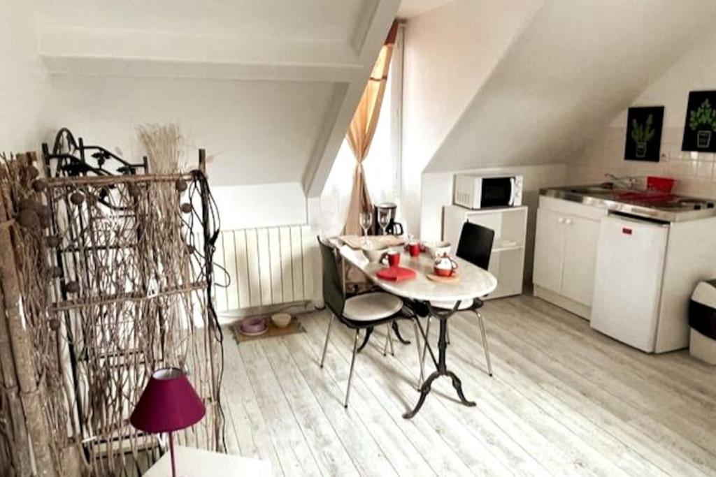 Le Cocon Rouge - Studio En Plein Centre Historique Lamballe Exterior foto